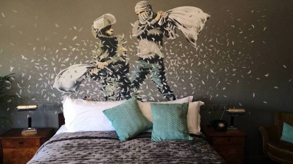 「The Walled Off Hotel」の客室に描かれた壁画 画像引用:https://www.geo.fr/