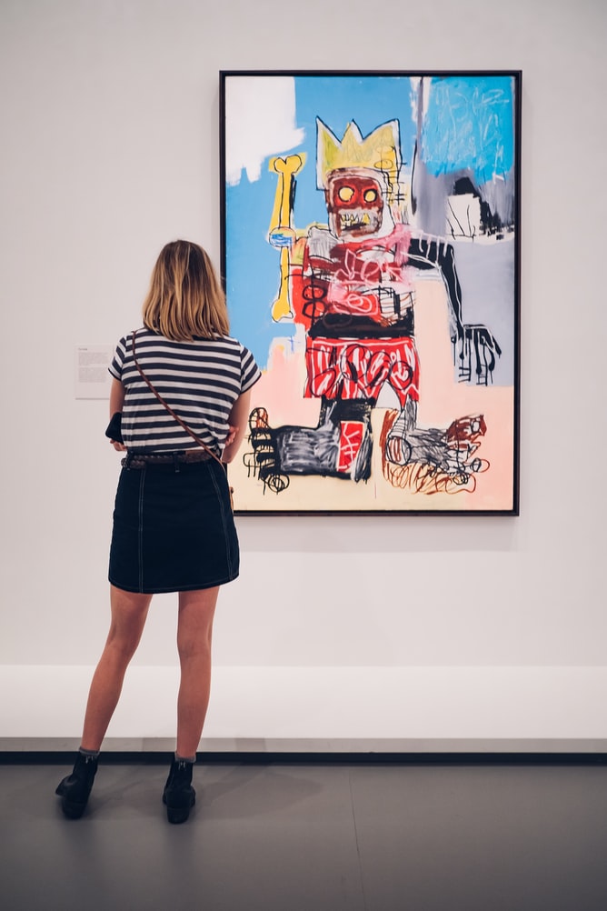 現代アート作品を見る女性