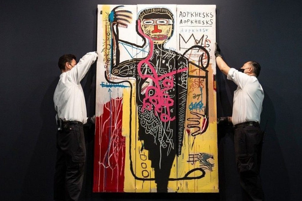 ジャン=ミシェル・バスキアによる絵画≪Versus Medici≫ が掲げられている