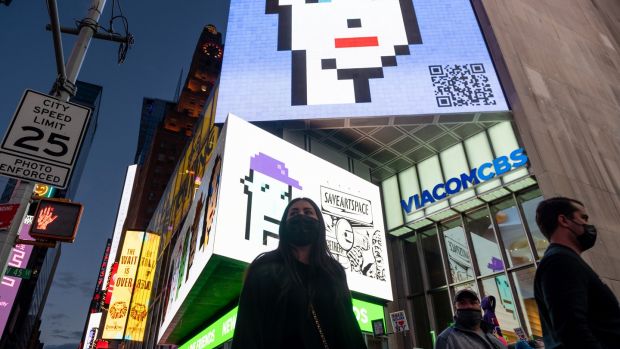 「CryptoPunks」のNFTが看板に掲げられた街の風景