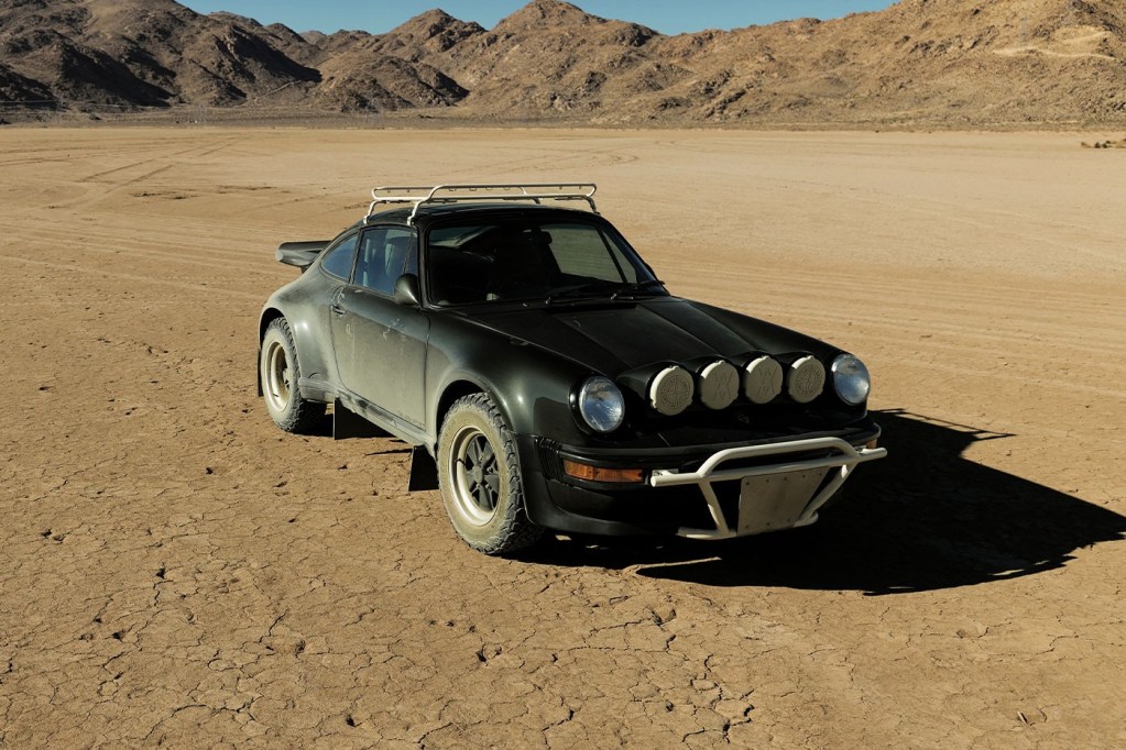 ダニエル・アーシャムとStone Islandがコラボしたサファリ仕様のポルシェ911
